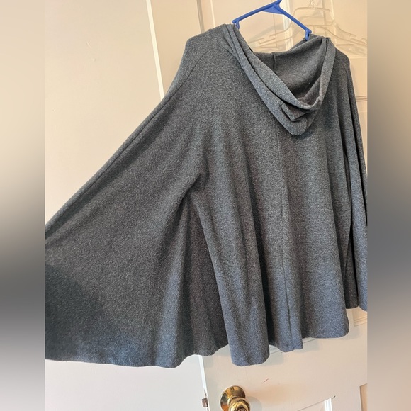 Women’s poncho sweater size medium - Picture 4 of 5
